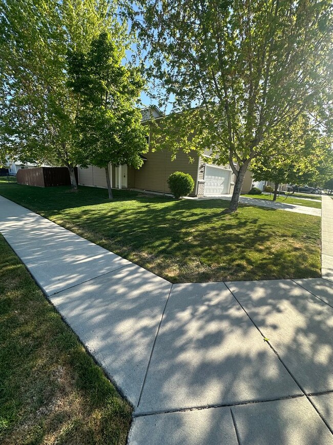 Building Photo - Ready for Move In - Cedar Creek Spacious L...