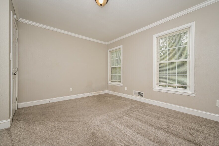 Building Photo - 395 Magmar Ln