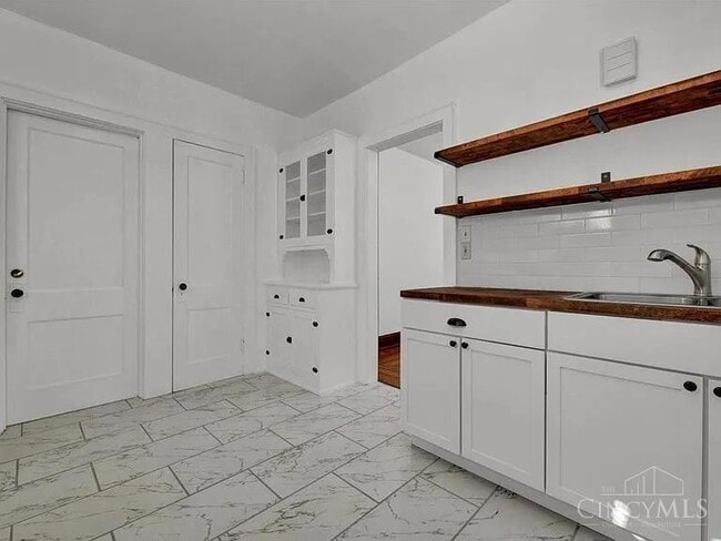 Building Photo - 4363 Ridgeview Ave