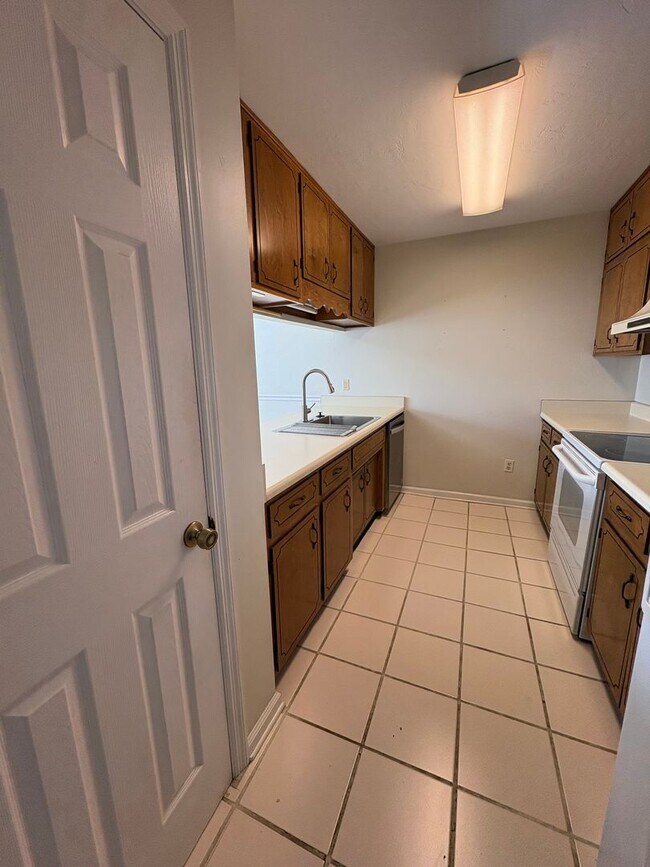 Building Photo - Family Friendly 2 Bedroom Duplex Available In Tallahassee NOW