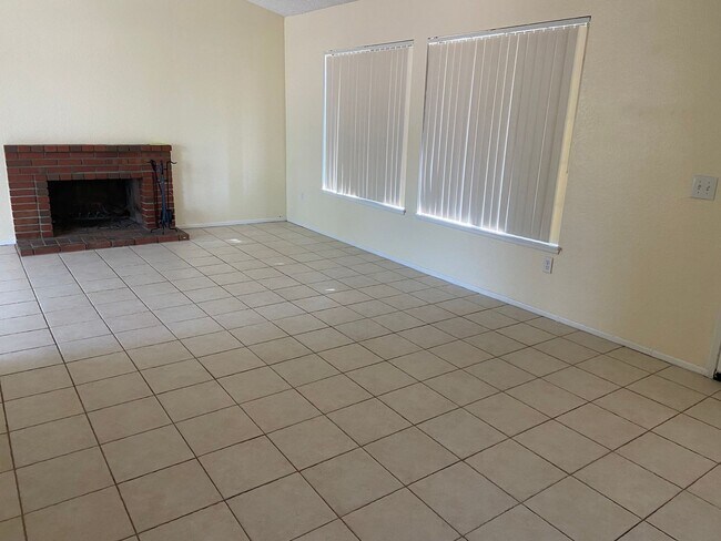 Building Photo - 3 Bedrooms, 2 Bathrooms, 3 Car Garage, Fir...