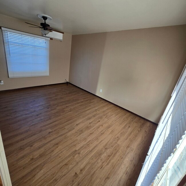 Building Photo - 903 W Alameda St