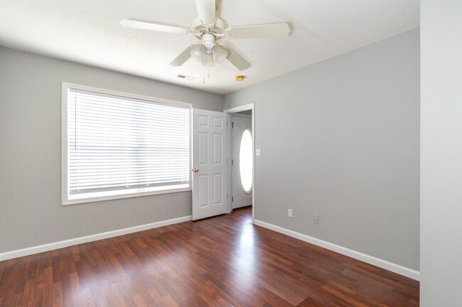 Building Photo - 913 Hazelbrook Way