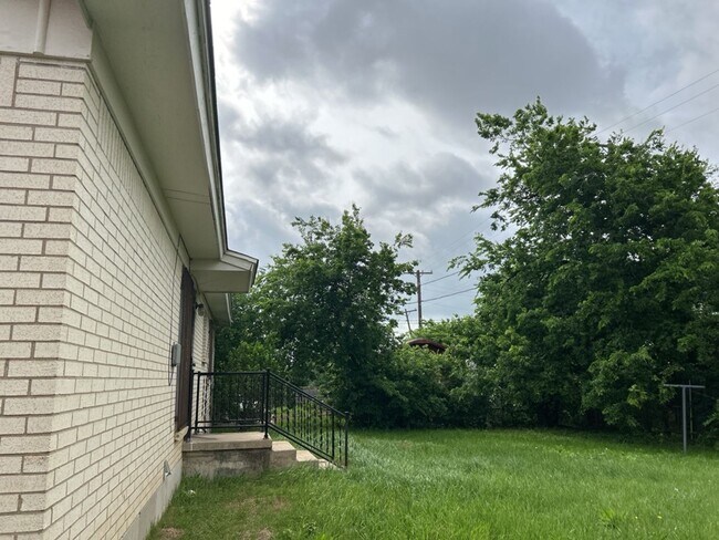 Building Photo - 3312 Lake Travis Ave