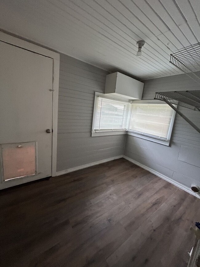 Building Photo - Welcome Home! 3BR/1BA House w/Large Fenced-In Backyard!