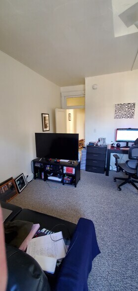 Livingroom/Bedroom - 531 W Union Blvd