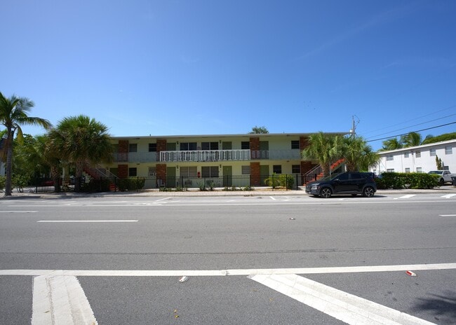 Building Photo - 220 Lucerne Ave