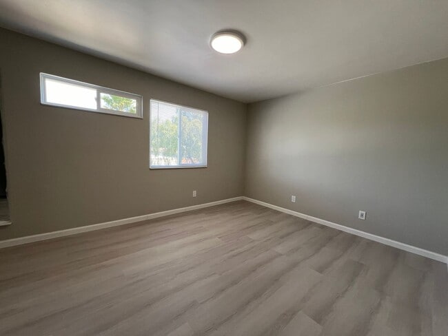 Building Photo - 3 bedroom 1.5 bath - for rent $3300