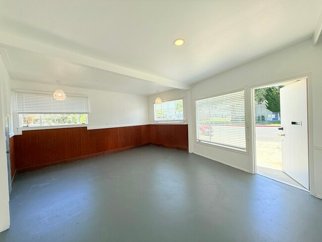Primary Photo - 619 W Cypress Ave