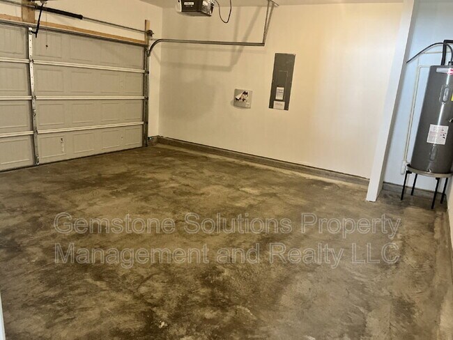 Building Photo - 2213 Zeva Cir