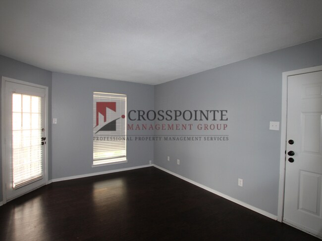 Building Photo - Tour Today: Downstairs 1 Bed 1 Bath Apartment!