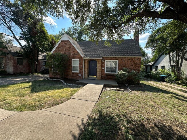 Building Photo - Bluebonnet Circle Charmer