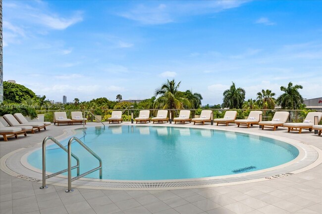Building Photo - 2655 S Bayshore Dr