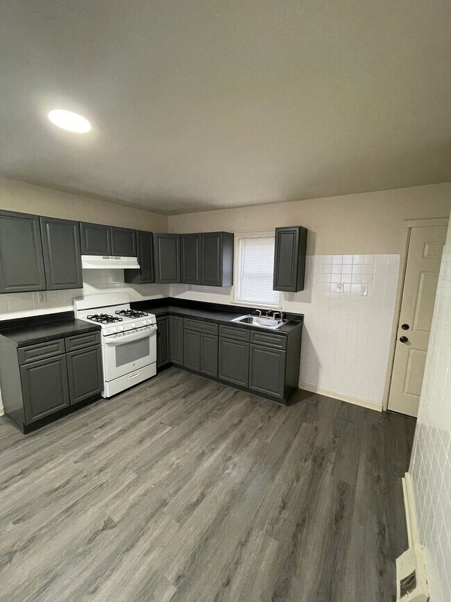 Building Photo - Four Bedroom House For Rent