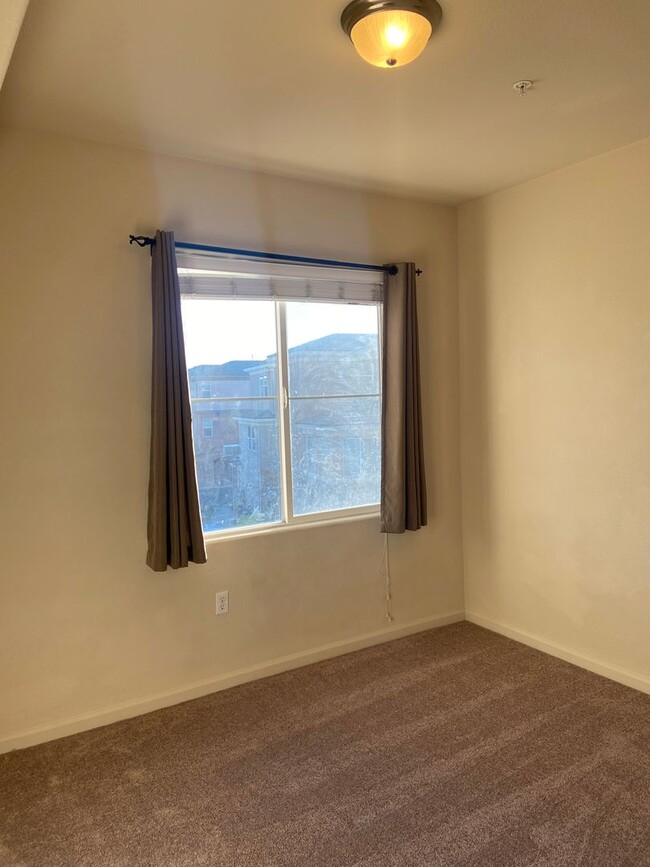 Building Photo - Gated 2 Bdrm, 2 Bath Condo in Folsom Madro...