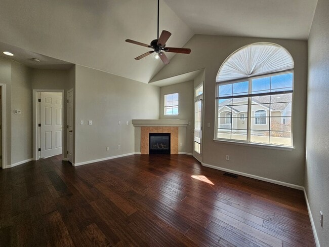 Building Photo - Stunning Highlands Ranch Townhome