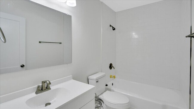 Building Photo - Newly remodeled 3 bedroom / 2 bath
