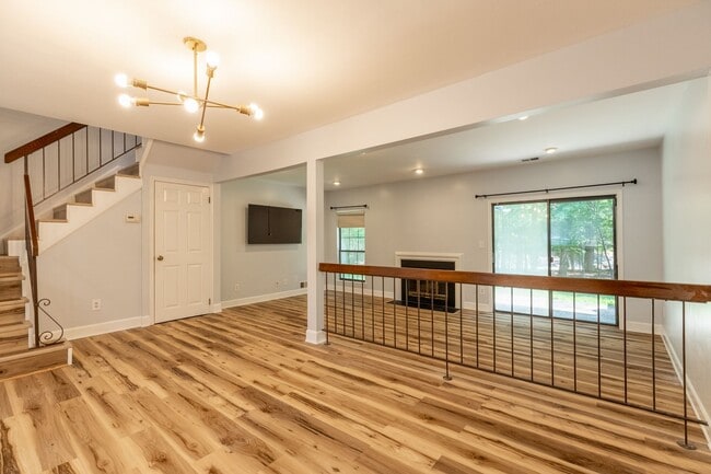 Building Photo - 3 bed 2.5 bath