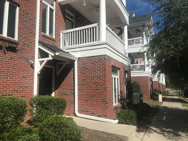 Building Photo - 3 Story Townhome Overlooking The Savannah ...