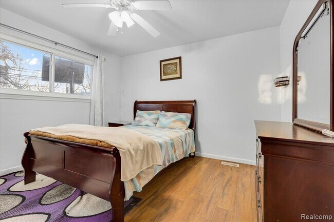 Building Photo - 1564 Moulin Ave