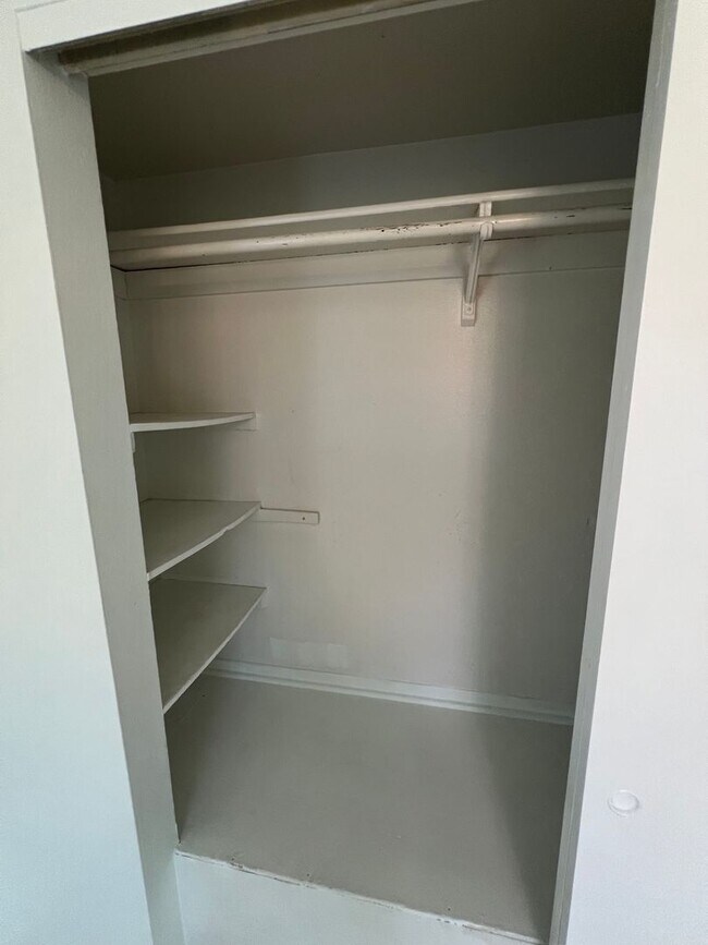 Building Photo - ** Annual ** 2 Bed / 2 Bath ** Single Fami...