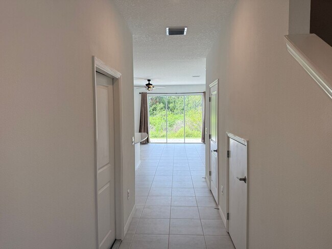 Building Photo - 3 Bedroom 2.5 Bath Townhouse W/1 Car garag...