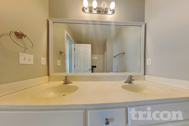 Building Photo - 51 Bear Oak Dr