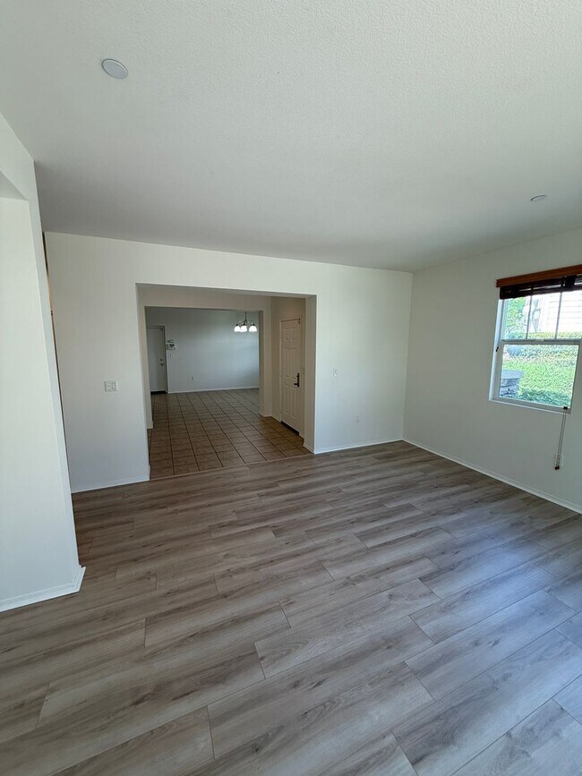 Building Photo - Beautiful 4 Bedroom, 2 1/2 Bathroom Townho...