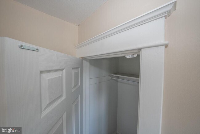 Building Photo - 1075 S County Line Rd