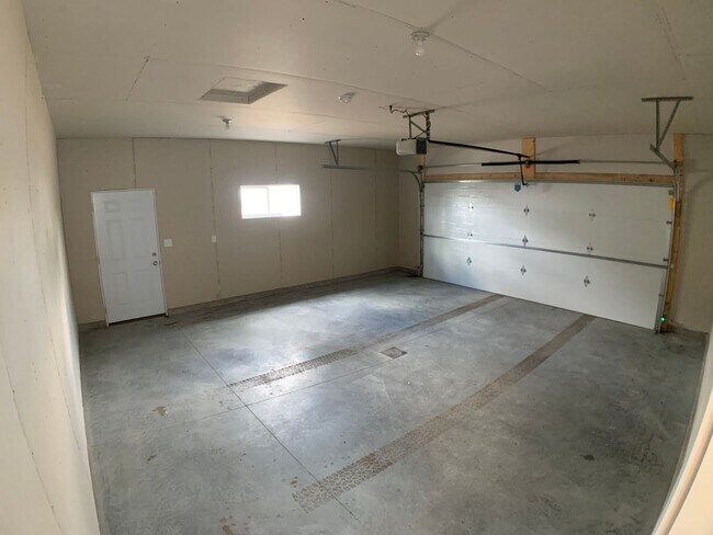 Building Photo - 3 Bed 2.5 Bath Single Family Home