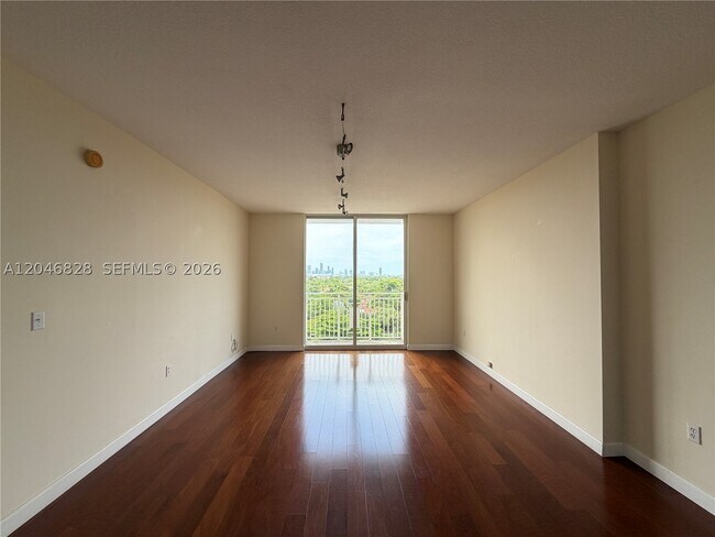 Building Photo - 2030 Douglas Rd