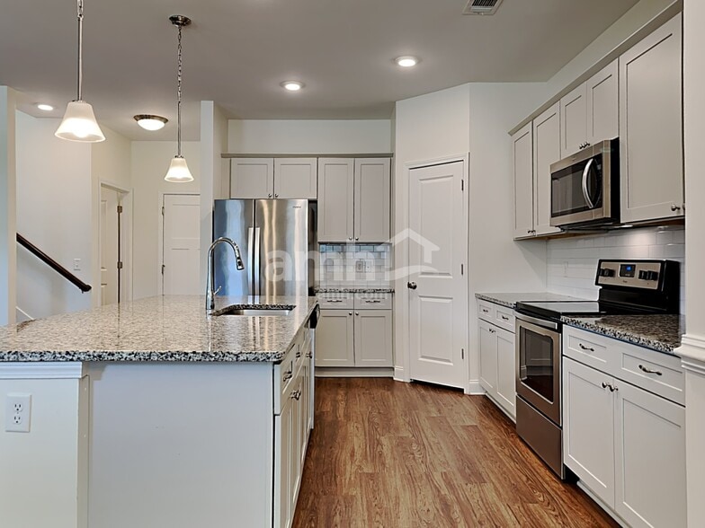 Building Photo - 215 Dogwood Cir