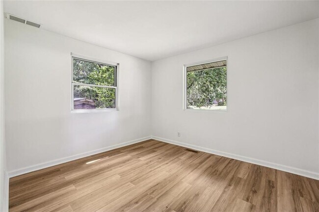 Building Photo - 3705 Donaldson Dr NE
