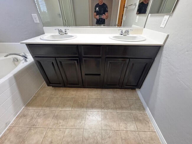 Building Photo - 3 Bedroom Home in a Gated Community! North...