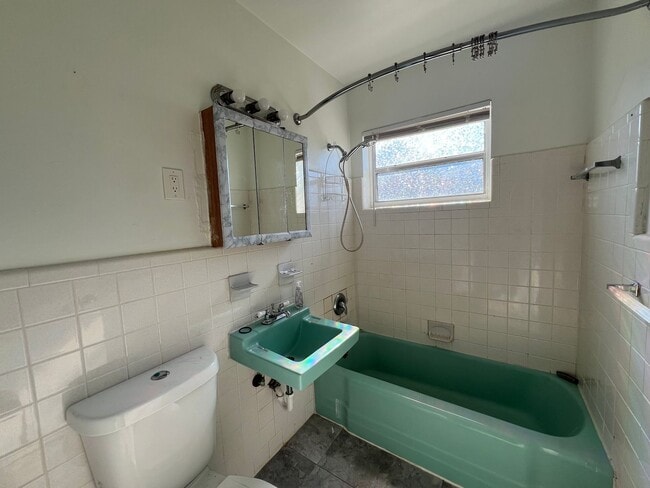 Building Photo - $1,200 ** Annual Lease ** 2 Bedroom / 1 Ba...