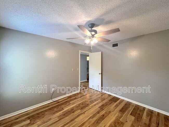 Building Photo - 15051 Parkside Dr