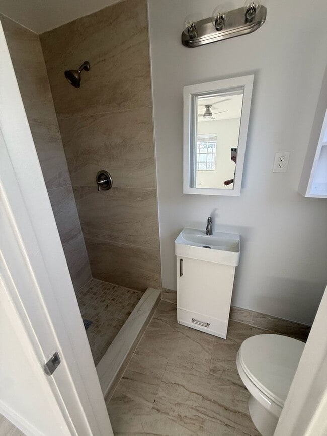 Building Photo - Renovated 4/3 Home ready to move in!