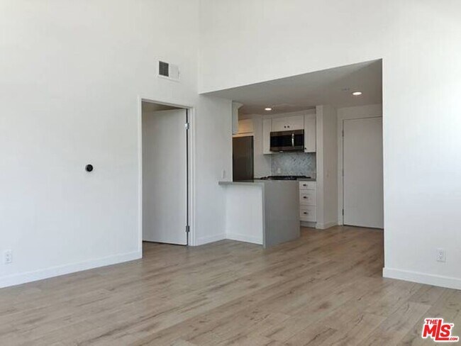 Building Photo - 301 S Swall Dr