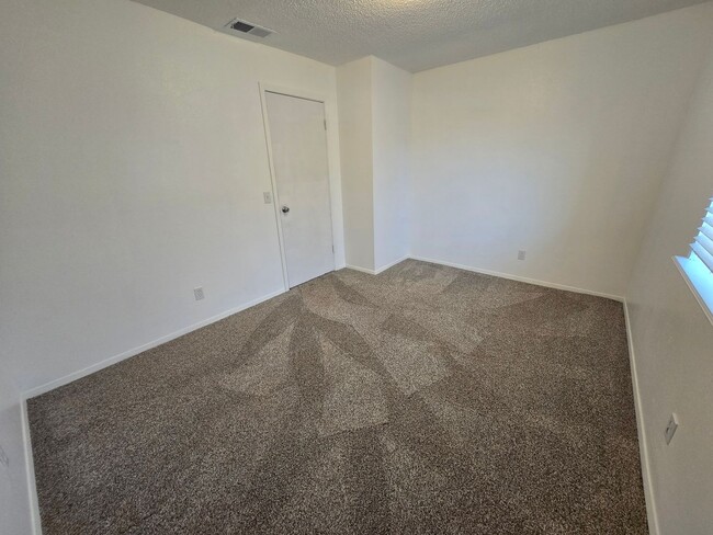 Building Photo - Move in ready!