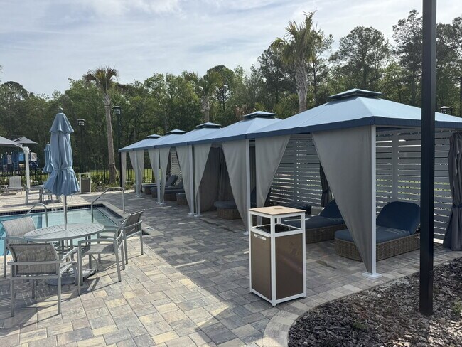 Building Photo - "Spacious 4-Bed Oasis with Granite Finishes & Guest Suite in Jacksonville!"