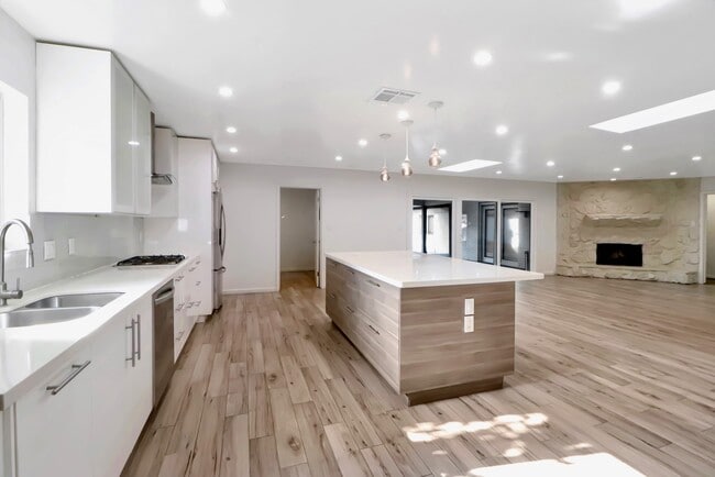 Building Photo - 5602 Sylmar Rd