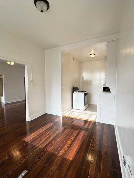 Building Photo - 901 S Kingsley Dr