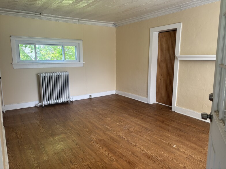Building Photo - 490 Bangs Rd