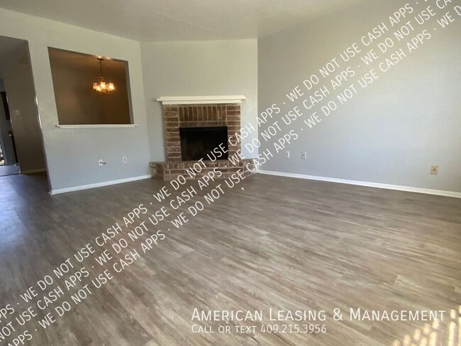 Building Photo - Spacious 2 Bedroom Townhome with Fireplace!