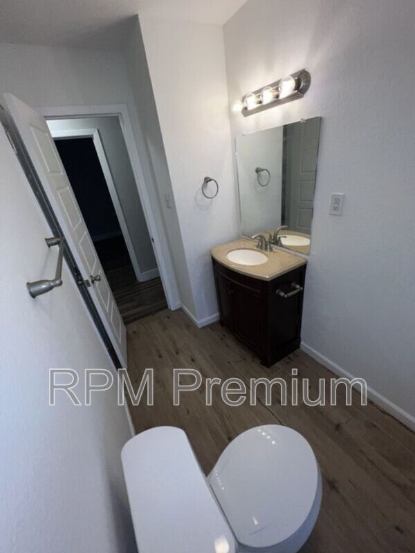 Building Photo - 464 Wilton Dr