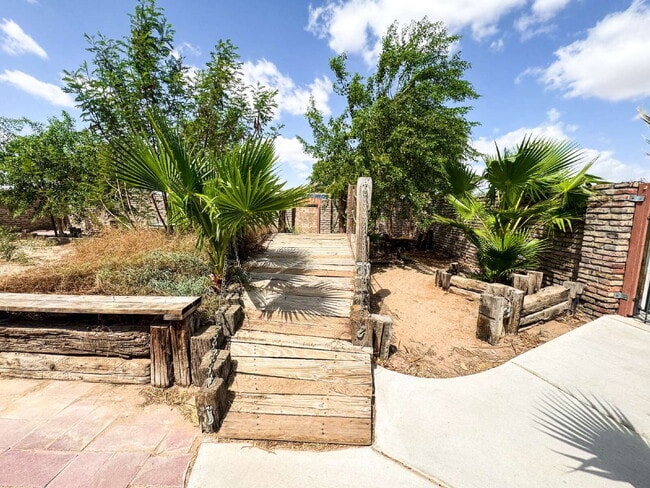 Building Photo - "Spacious 3-Bedroom Oasis in Yuma - 2,721 ...