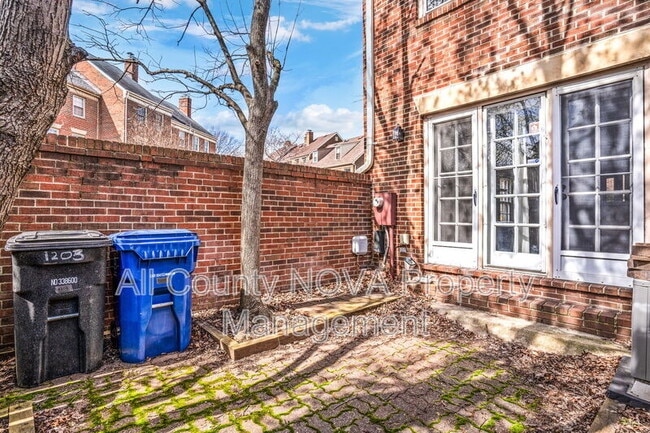 Building Photo - 1203 Michigan Ct