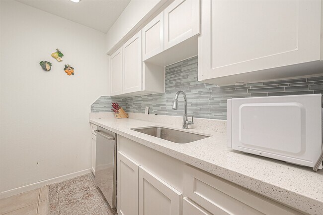 Building Photo - 2201 Fountain View Dr