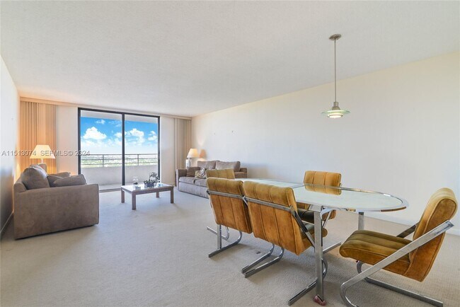 Building Photo - 2500 Parkview Dr
