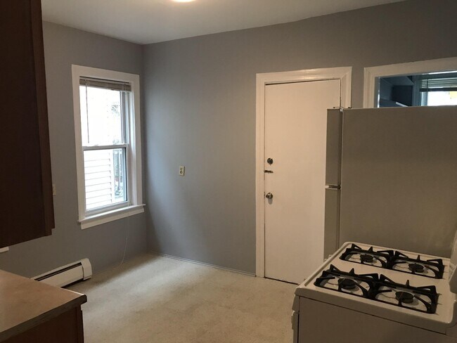 Building Photo - 146 Spencer St